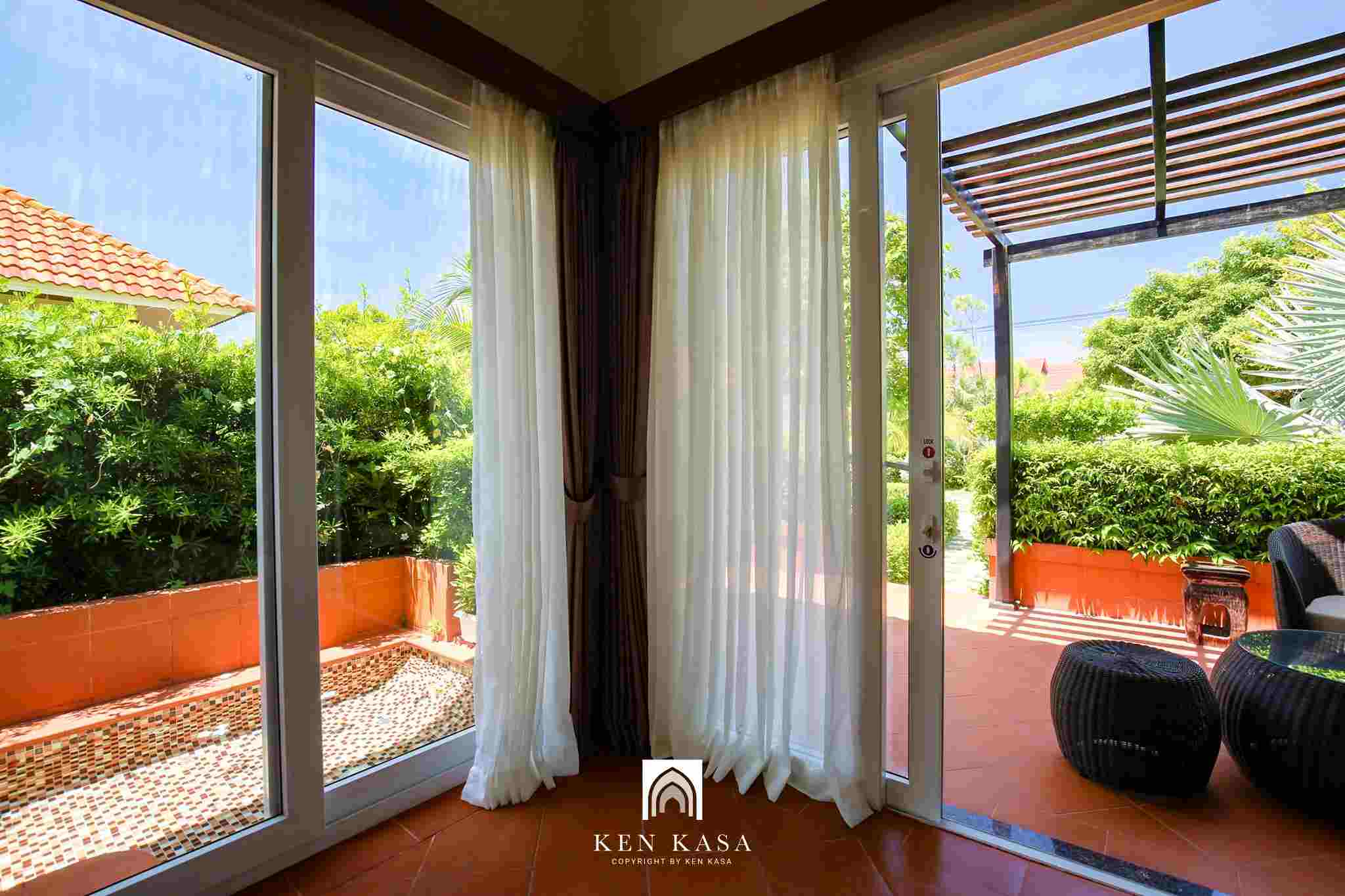 Ph&ograve;ng lắp hệ thống cửa k&iacute;nh cao s&aacute;t trần